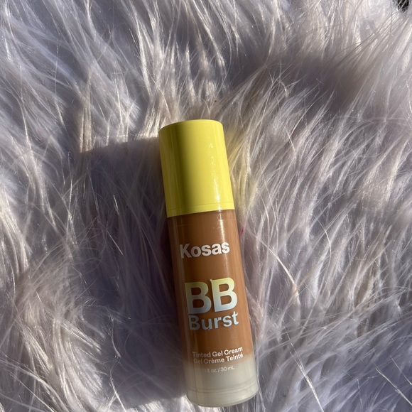 BB Burst
Tinted Gel Cream
Deep Warm 40
Deep with warm undertones - Picture 4 of 6